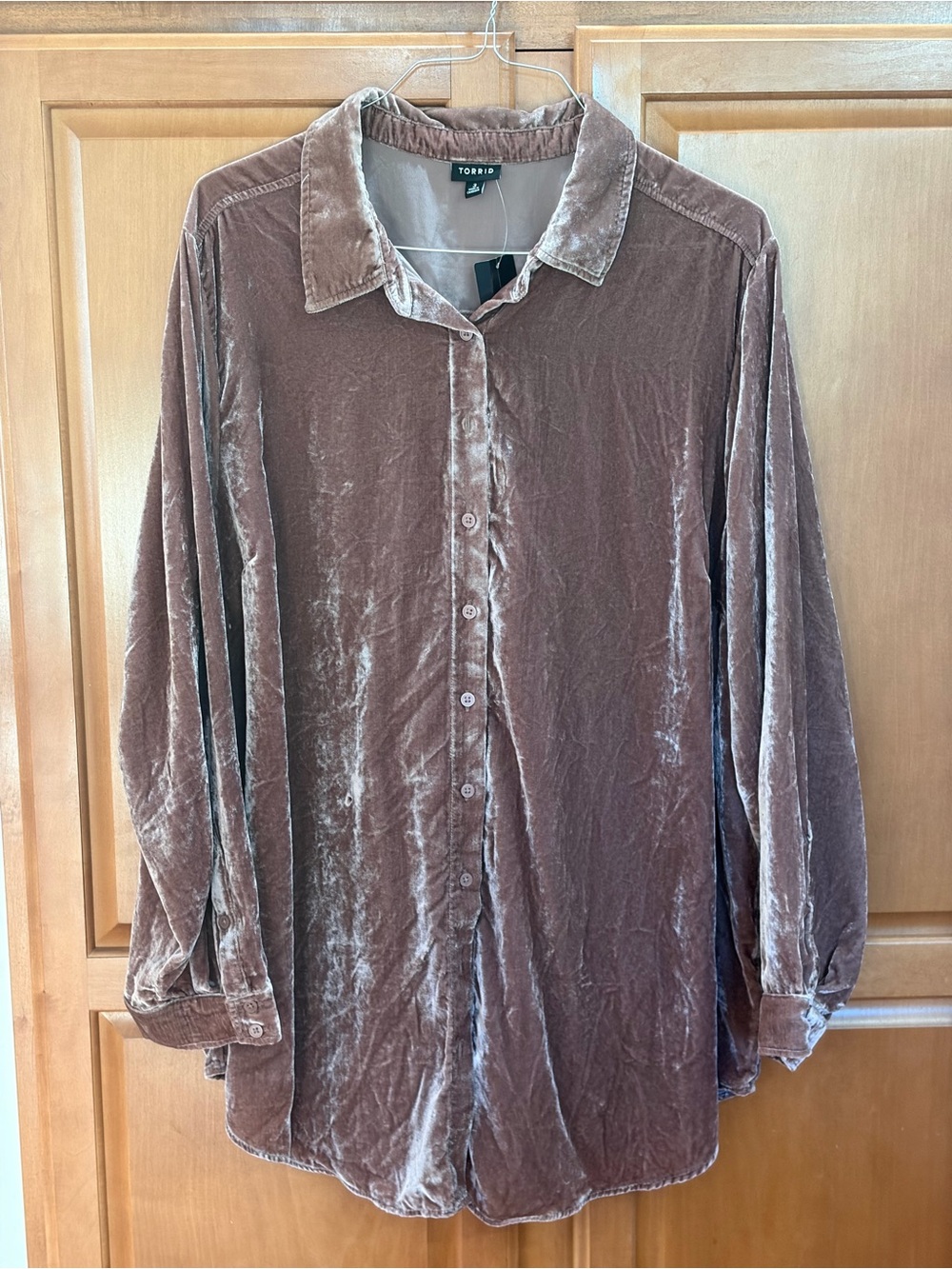 torrid | Lizzie Velvet Button-Up Shirt Nutmeg - Picture 5 of 10